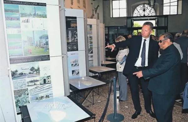 Razstavo idejnih projektov za koprsko superstoplnico si je v spremstvu župana Borisa  Popoviča ogledal tudi veleposlanik Indije Sarvajit Chakravarti, ki se je danes mudil na obisku v  mestu  