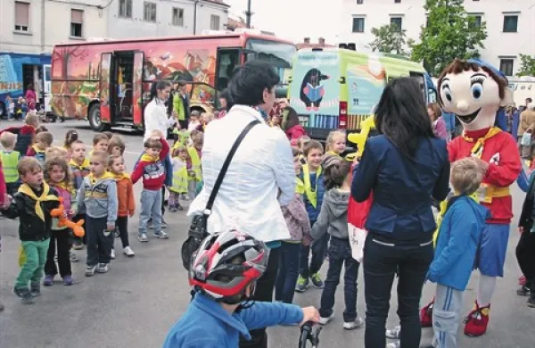 Med najmlajše obiskovalce festivala potujočih knjižnic se je pomešal tudi priljubljeni knjižni junak Nodi