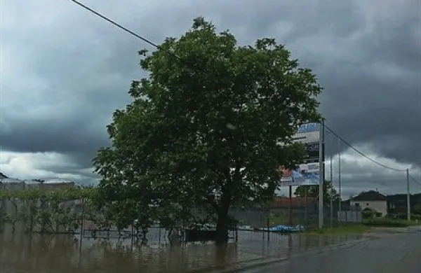 &ldquo;Lahko samo gleda&scaron;, kako voda vse odna&scaron;a&rdquo;