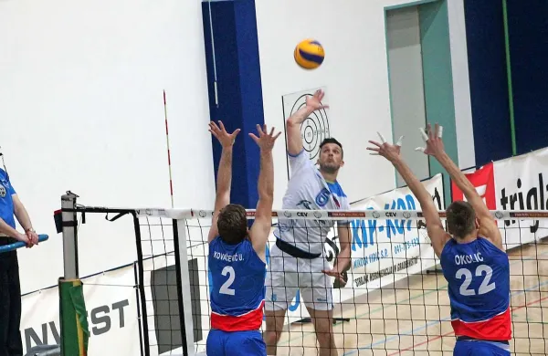 Izolan Mitja Gasparini (beli) je v soboto Latvijcem nasul kar 31 točk