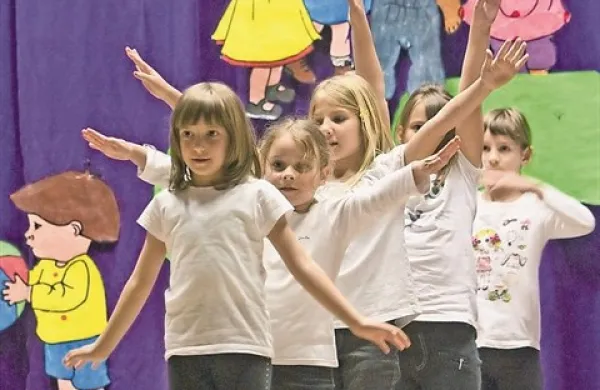 Na dobrodelni prireditvi Vrnimo smeh v naše družine so v Komnu za svoje pomoči potrebne vrstnike nastopili tudi mladi plesalci