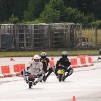 V razredu mini moto (v ospredju član Gas Vrtejbe Tim Leban) ni manjkalo padcev. Zgodil se je tudi favoritu Janiju Medošu (v ozadju) 
