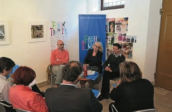 Tema letošnjega Foruma Tomizza, ki je posvečen pisatelju Fulviu Tomizzi in katerega namen je spodbujanje dialoga v obmejnem prostoru, je hoja po rampi