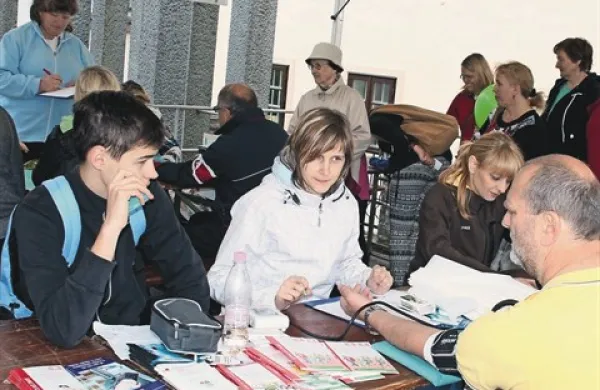    Na Dnevu zdravja so tudi merili sladkor, holesterol, tlak ...