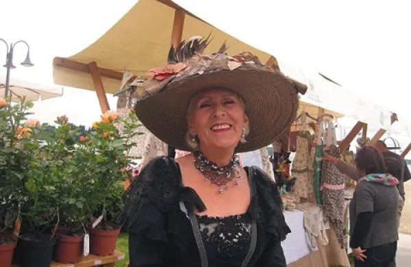Irena Dolinšek, prejemnica grba odličnosti v turizmu, skrbi tudi za ohranjanje oblačilne dediščine v društvu Rosa Klementina    