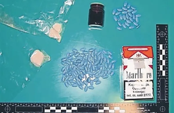 Obtoženi je vztrajal, da droga ni bila njegova, kar sta potrdili tudi priči