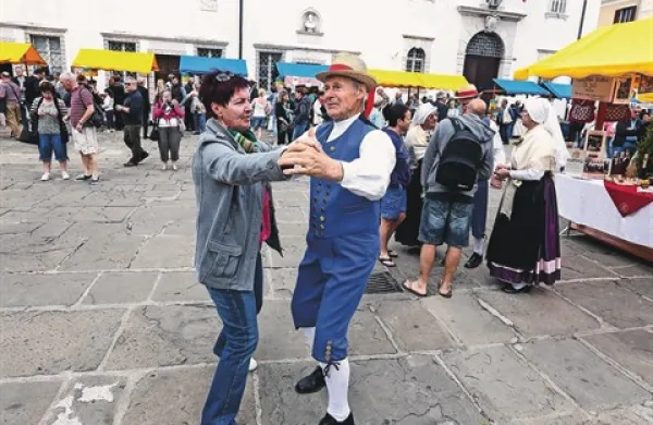   Dogajanje na Titovem trgu je navdušilo tudi turiste s potniških ladij, glasba in živahno vzdušje pa sta  obiskovalce pritegnila k plesu
