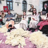 Valmarinke iz Kulturnega društva Istrski grmič Škofije so prikazale, kako so nekdaj  ženske česale volno in šivale  “štramac” (vzmetnico)