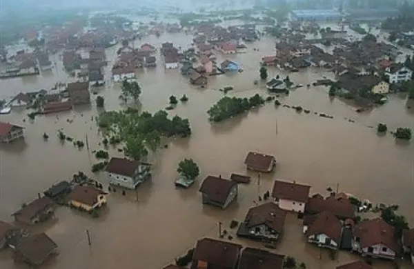 &ldquo;Iz vode so včeraj moleli samo vrhovi hi&scaron;&rdquo;