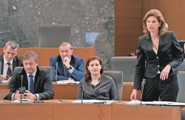 Dijakom in študentom ne bo treba doplačevati mesečnih vozovnic, subvencije prevoza ne bodo ukinjene, je danes v DZ zagotovila premierka, ki opravlja tekoče posle, Alenka Bratušek