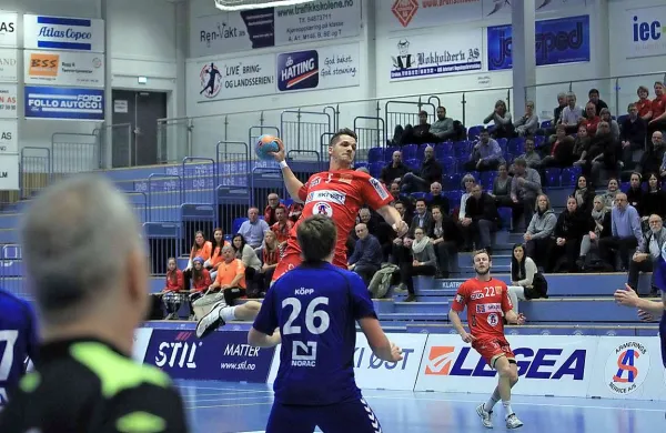 Vasja Furlan (z žogo) je bil med drugim izbran za najboljšega srednjega zunanjega igralca norveške prve lige