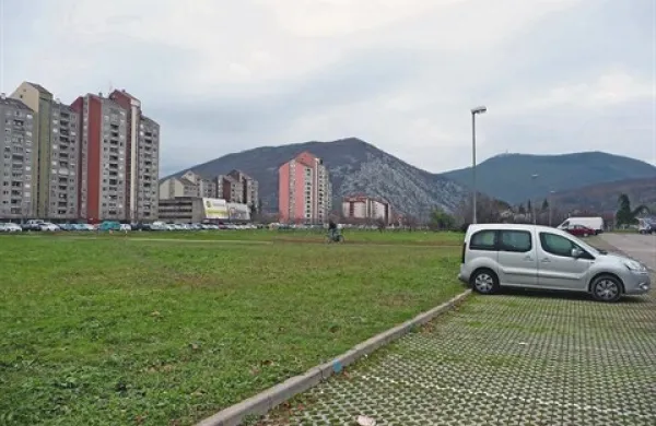 Elitnega travnika v središču mesta še ne bodo ponujali univerzi