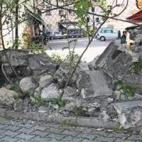 Tragikomično: zaradi zapleta s proračunom bodo podrto škarpo na prizorišču džezovskega festivala lastnoročno zakrpali kar delavci občinske uprave ...