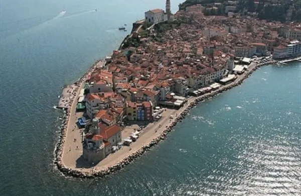 Občina Piran je lani prodala za 1,7 milijona evrov nepremičnin in s tem nekoliko presegla načrt. Letos naj bi bil znesek od prodanih zemljišč podoben, iztržila naj bi 1,5 milijona evrov.