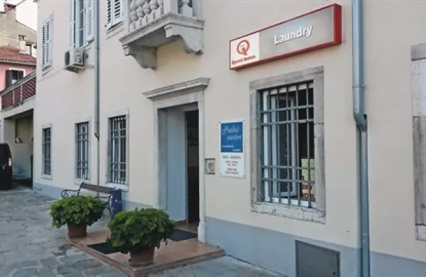 Za stranke je nujno potrebno, da lahko perilo do pralnice pripeljejo z avtomobilom. Potopni valjček bi jim to onemogočil 