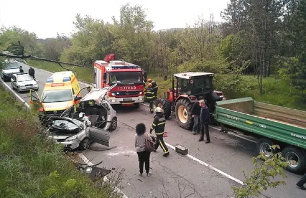 Avta trčila med prehitevanjem traktorja