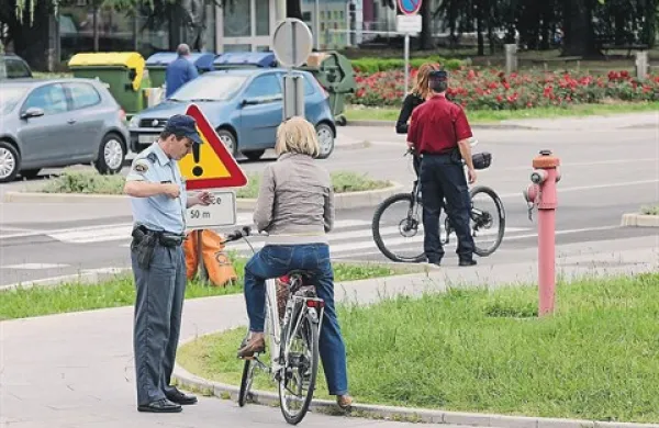 Policisti in redarji so kolesarje identificirali, pregledali njihovo opremo ... 