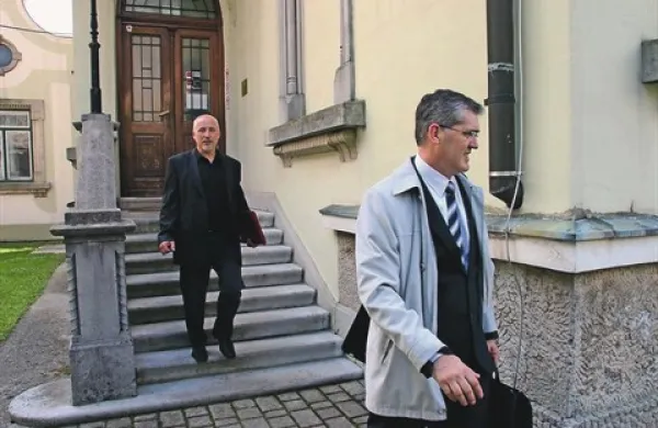 Boris Iskra (na stopnicah) je včeraj na postojnskem sodišču vztrajal, da ni izdal tajne policijske agentke