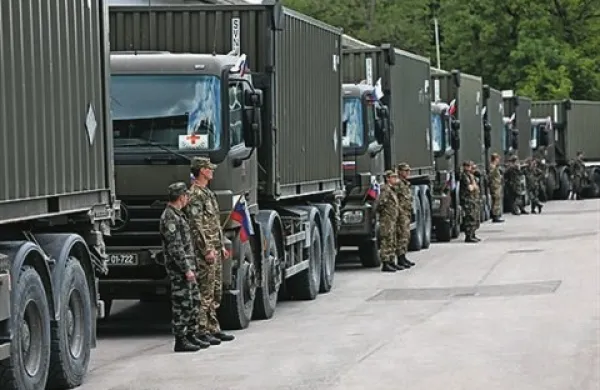 Proti BiH in Srbiji odrinil konvoj s humanitarno pomočjo