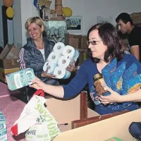 Edita Svraka je v nedeljo v Kopru pomagala  zbirati hrano in oblačila 