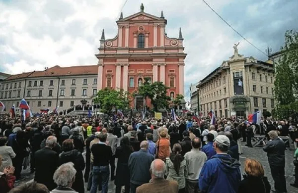 Društvo Evropska Slovenija, Civilna družba za pravično Slovenijo, Zbor za republiko in drugi kolektivni podpisniki Majniške deklaracije 2014 so v nedeljo na Prešernovem trgu v Ljubljani pripravili shod z naslovom Pride čas, ko ni več časa