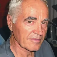 Modernistično  zunanjo podobo je zasnoval arhitekt Vladimir Kozorog