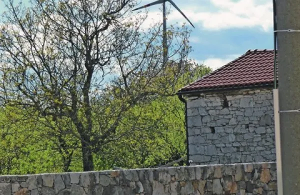 Vetrnica v Dolenji vasi se vrti že kakšni dve leti, toda Anton Korošec pravi, da od nuje še nimajo kaj prida prihodkov