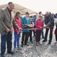Idejni oče vseh senožeških vetrnic Anton Korošec (na fotografiji tretji z desne) ob rezanju traku pred vetrnico v Dolenji vasi