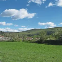 Kdo plačuje stroške, ki nastajajo s pripravami na postavitev vetrnic  v okolici Senožeč (na fotografiji)  