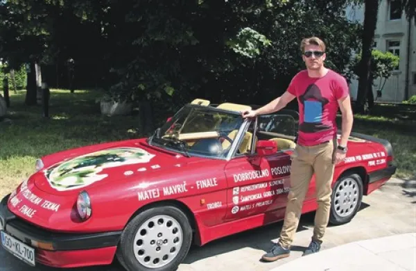 Matej Mavrič svojo zadnjo tekmo promovira tudi s posebej pripravljenim starodobnikom Alfa Romeo