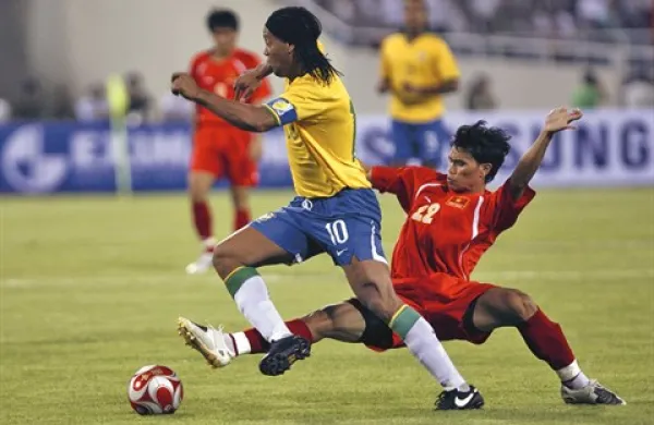 Ronaldinho (v rumenem)  bo del čete zvezdnikov, ki na  SP v Braziliji ne bo igrala