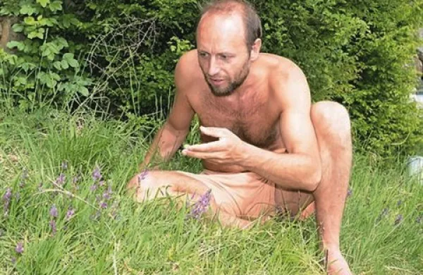 Nara Petrovič pravi, da njegova  stopala berejo teren in zbirajo utrinke, ki se mu zapišejo v spomin 