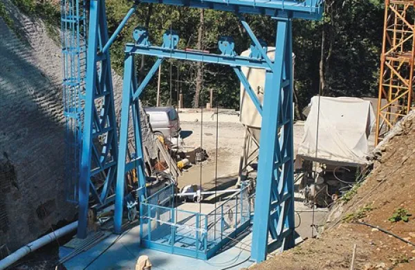 Za varnost pri delu na gradbišču ČHE Avče, kjer se je septembra 2008 zgodila tragična nesreča, je bil odgovoren delodajalec. Dela je izvajalo ajdovsko Primorje s podizvajalci.
