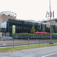 Steklena fasada in terasa nimata  gradbenega dovoljenja, ker ga  po mnenju gradbenega inšpektorja ne potrebujeta.  Sodni izvedenec pa ugotavlja, da bi gradbeno dovoljenje morali imeti.   