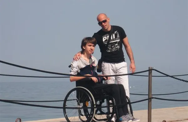 Nick na sprehodu z Adisom, ki družini pomaga pri vsakodnevnih opravilih in aktivnostih 