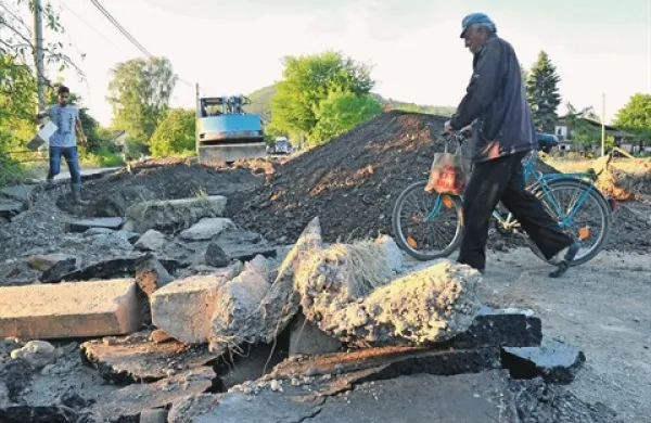 Na poplavljenem področju v Srbiji ter BiH bo po zamenjavi moštev 46 pripadnikov slovenske civilne zaščite ter 11 pripadnikov Slovenske vojske, članov posadk dveh helikopterjev, enega v BiH in enega v Srbiji