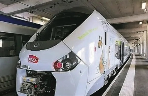 Pri francoskih železnicah (SNCF) so osramočeno ugotovili, da je 2000 novih vlakov, vrednih 15 milijard evrov, ki so jih naročili, preširokih za številne regionalne železniške postaje