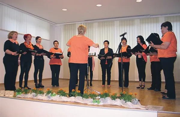 Ženski pevski zbor Tuščak Bač že vse od ustanovitve vodi Morena Hostinger
