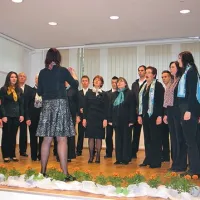 Pevke in pevci iz Orehka pri POstojni pod vodstvom Ane Celin prepevajo v MePZ Varda