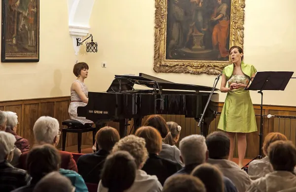 S samospevi sta se ob stoletnici rojstva Radu Simonitiju poklonili tudi mezzosopranistka Martina Kocina in pianistka Ingrid Mačus