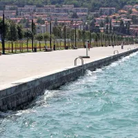 Ob prenovi semedelske promenade so obalni zid dvignili za 70 centimetrov 