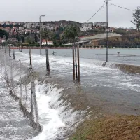 Pred šestimi leti, ko je bil obalni zid ob promenadi  nižji kot danes,  je morje poplavilo velik del obale, obmorske ceste, ulice, sprehajalne poti, parkirišča in nekatere stavbe v bližini 