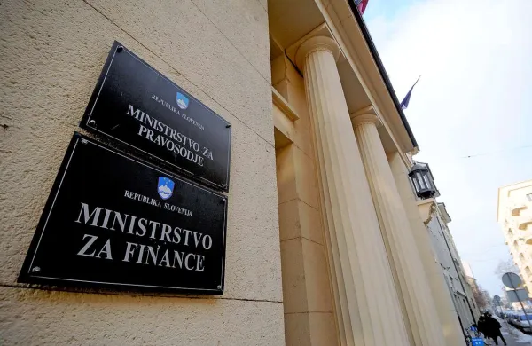 V enotni sklad za reševanje bank, za oblikovanje katerega so članice EU medvladni sporazum podpisale v sredo, bodo prispevale vse slovenske banke, so pojasnili na ministrstvu za finance