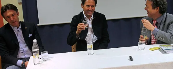 Andrea Massi (v sredini)  in Damjan Terpin (levo)  sta v Ajdovščini izčrpno odgovarjala na vprašanja gostitelja, nekdanjega novinarja in urednika Primorskih novic Tina Mamića