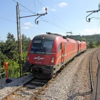 Živa je ferrari, ki je privlekel 80 kontejnerjev do Pivke. A ne sama, na repu vlaka ji je pomagala potiskati še ena lokomotiva