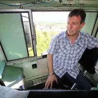 Strojevodja Dobrivoj Subič na utesnjeni dizelski lokomotivi. Da je čista in urejena, mora poskrbeti sam.
