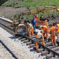Ob progi smo vseskozi srečevali delavce, ki so popravljali najnujnejše, da vlaki lahko sploh vozijo