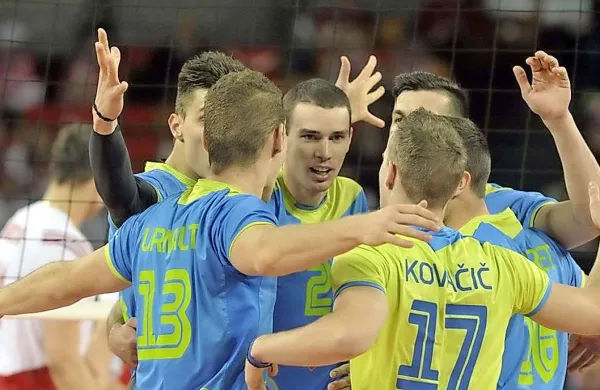 Slovenska moška odbojkarska reprezentanca je v Stožicah v 1. krogu drugega turnirja kvalifikacij za evropsko prvenstvo premagala favorizirano Poljsko
