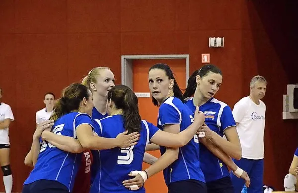 Slovenska ženska odbojkarska reprezentanca je izgubila prvi dvoboj prvega kvalifikacijskega turnirja za nastop na evropskem prvenstvu. V Madridu jo je s 3:1 premagala Češka. 
