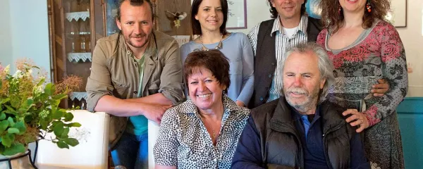 Branka in Branko Čotar (spredaj), Vasja Čotar, Andreja Petrevčič, Pepi Jež in Vanesa Čotar Jež (zadaj z leve)